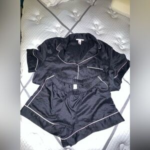 VICTORIA'S SECRET
Satin Short Pajama Set